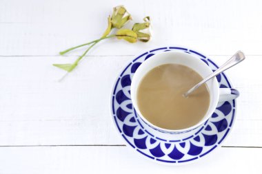 Tahta beyaz bir masada sıcak kahve.