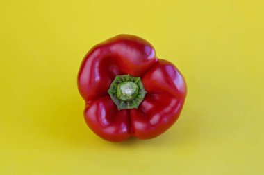 Kırmızı biber sarı arkaplana karşı kopyalama alanı