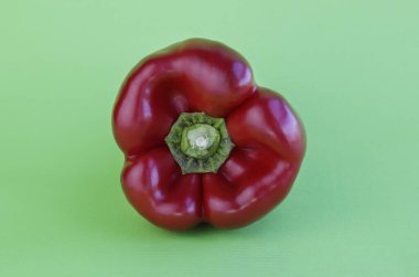 Kırmızı biber yeşil arkaplana karşı kopyalama alanı ile