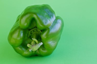 Kopyalama alanı olan yeşil arkaplana karşı yeşil biber