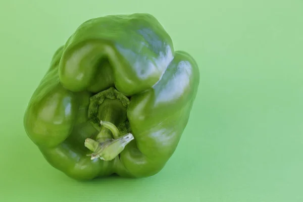 Groene Peper Tegen Groene Achtergrond Met Kopieerruimte — Stockfoto