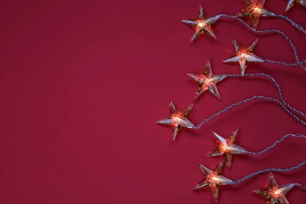 Vista Superior Luzes Natal Forma Estrela Contra Fundo Vermelho Com — Fotografia de Stock