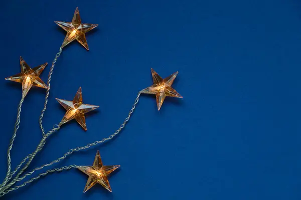 Vista Superior Luzes Natal Forma Estrela Contra Fundo Azul Com — Fotografia de Stock