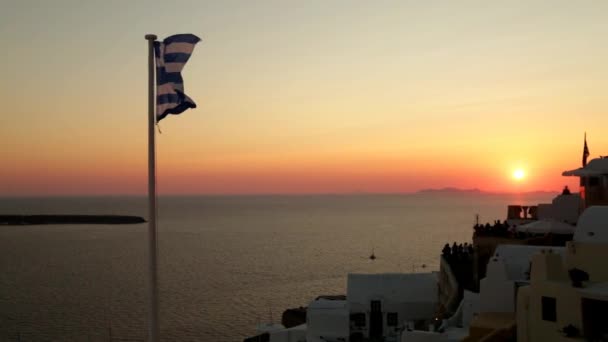 Sunset Felett Oia Város Görög Nemzeti Zászló Integetett Santorini Sziget — Stock videók