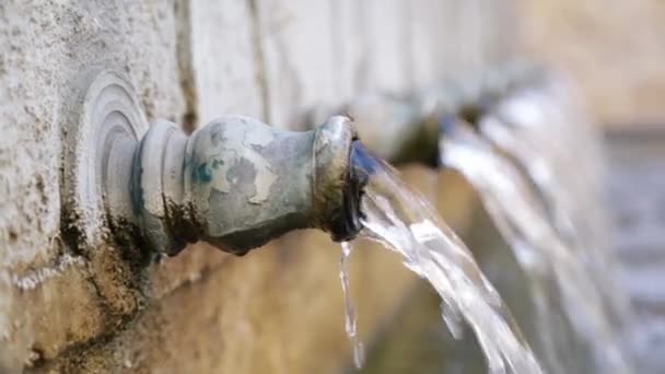 Água Caindo Várias Fontes Antigas — Vídeo de Stock