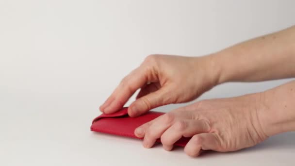Mulher Puxando Seu Smartphone Para Fora Sua Caixa Couro Vermelho — Vídeo de Stock