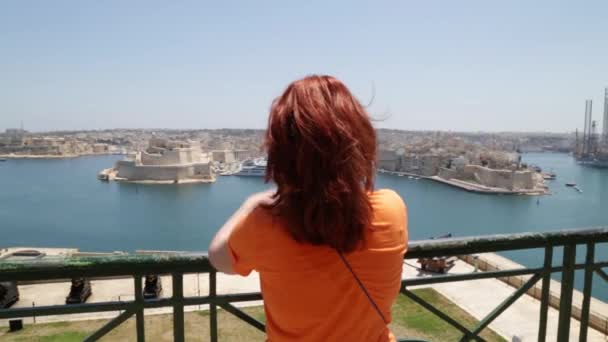 Mujer Disfrutando Vista Ciudad Victoria Rabat Situado Isla Gozo Malta — Vídeos de Stock