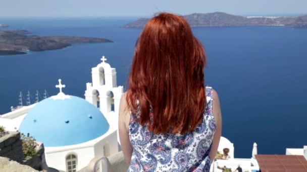 位于希腊圣托里尼岛上菲罗斯特法尼的圣斯皮鲁蓝色圆顶教堂的景色尽收眼底 — 图库视频影像