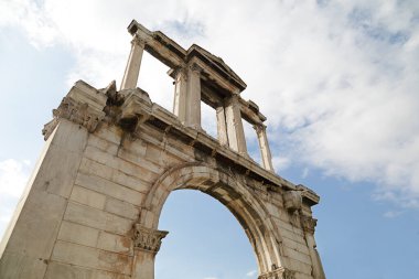 Hadrian Kemeri (Hadrian Kapısı), Atina, Yunanistan 'ın tarihi merkezinde anıtsal bir kapıdır.