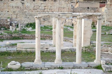 Yunanistan 'ın eski Atina kentindeki Hadrian Kütüphanesinin kalıntıları