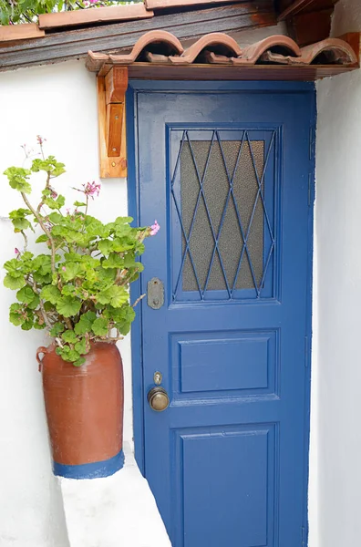 Blue Wooden Door White Stone Wall Anafiotika Neighborhood Plaka Athens — Stock Photo, Image