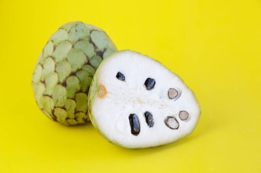 Sarı arkaplana karşı kopyalama alanı olan krema elması