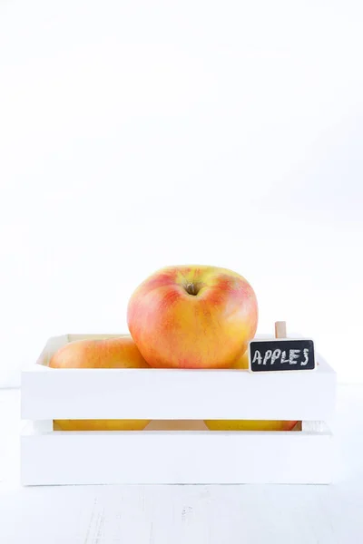 White Wooden Box Full Fresh Apples Little Chalkboard Isolated White — Stock Photo, Image