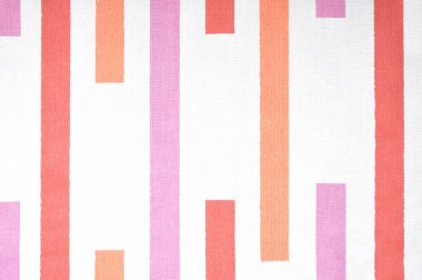 Pembe, kırmızı, turuncu ve bej çizgili kumaşın yakın plan ayrıntıları