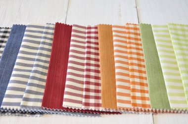 Eski beyaz ahşap bir masanın üzerinde değişik desenler ve renkler var.