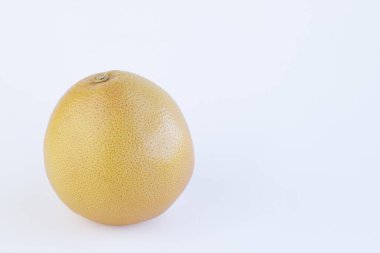 Bir greyfurt beyaz arkaplan ve kopyalama alanı