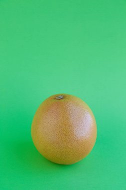 Yeşile karşı bir greyfurt ve kopyalama alanı