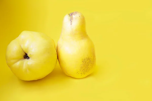 Fresh Quince Fruits Yellow Background — Stock Photo, Image