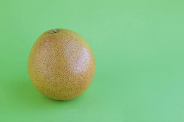 One Grapefruit Green Background Copy Space — Stock Photo, Image