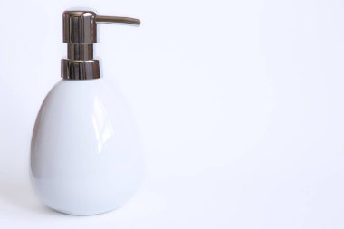 Beyaz arkaplana karşı beyaz sabun dağıtıcısı