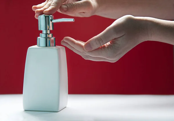 Kadın Elleri Pembe Beyaz Arka Planda Sabun Makinesi Kullanıyor — Stok fotoğraf