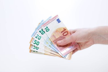 Avro banknotları tutan kadın.