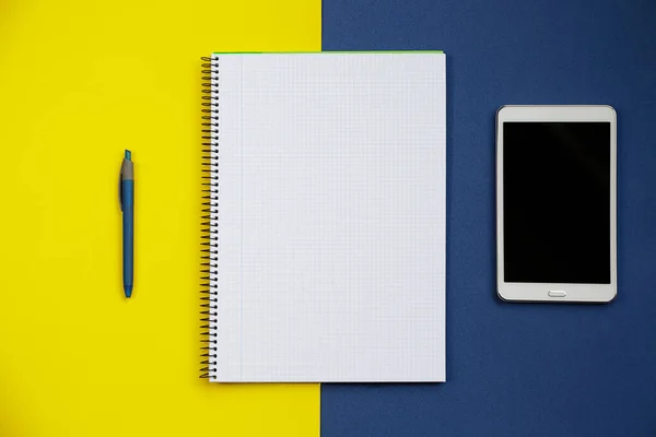 Вид Зверху Відкритий Ноутбук Планшетний Ручку Проти Синьо Жовтого Фону — стокове фото