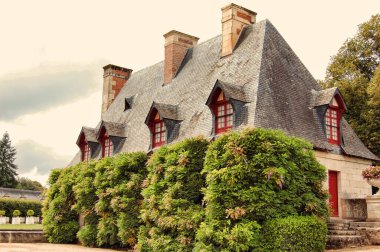 Chenonceau bahçesinde bulunan Şansölye, yöneticinin ev çiftliğiydi. 16. yüzyılda kırsal tarzda inşa edilmiş.