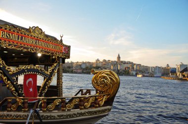 Altın Boynuz 'daki tekne, arka plandaki Galata Kulesi. İstanbul, Türkiye