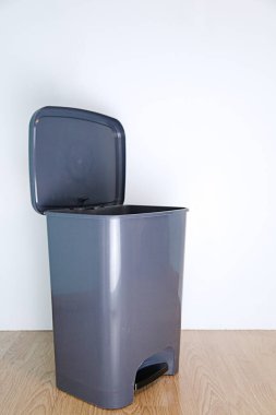 Çöp kutusunu kopyalama alanı ile beyaz arkaplan üzerine aç