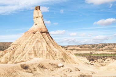 Bardenas Reales Doğal Parkı 'nın en ünlü tepesi (cabezo) olan Castildetierra, Navarre' da (İspanya) yarı çöl doğal parkı.)