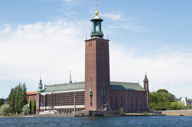 Stockholm, İsveç 'te güneşli bir günde belediye binasının manzarası. 