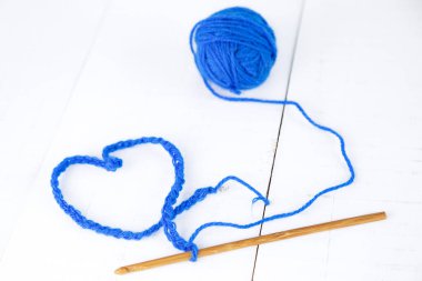 Kalp şeklinde tığ işi zincir ve ahşap bambu kancası.