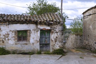 Bir İspanyol köyünde terk edilmiş bir ev.. 
