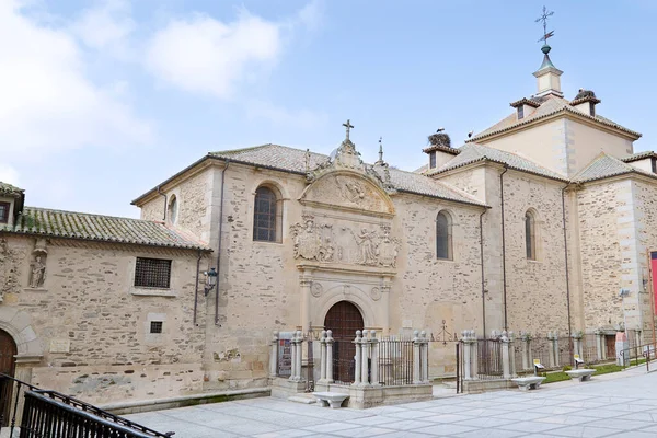 Alba de Tormes 'in (Salamanca) Karmelitlerinin Anonsu Manastırı) 