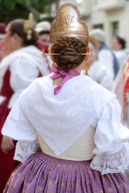 Valencia, İspanya 'dan geleneksel halk kostümlerinden birini giyen bir kadın.