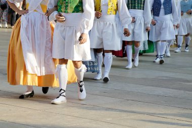 Valensiya 'dan (İspanya) geleneksel kostümlü bir folklor grubunun geçit töreni