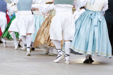 Dansçılar dans ediyor ve Valencia, İspanya 'nın geleneksel halk kostümlerinden birini giyiyorlar.