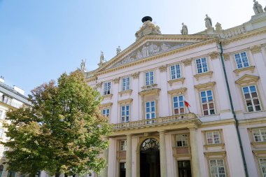 Bratislava, Slovakya - 9 Eylül 2024: Primatial Palace, Bratislava 'nın Eski Kentinde bir neoklasik saraydır..