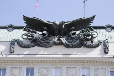 Viyana, Avusturya - 1 Eylül 2024: Tarihi hükümet binasının çatısında iki başlı bir kartalın bronz heykeli