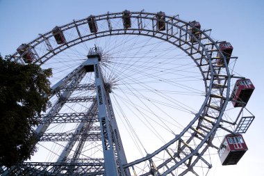 Viyana, Avusturya - 31 Ağustos 2024: Dev dönme dolap