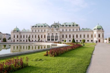 Viyana, Avusturya - 2 Eylül 2024: Belvedere Sarayı ve Bahçe