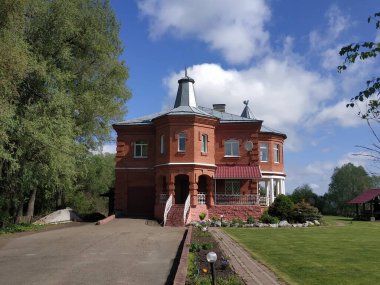 Gökyüzünün altındaki bina 