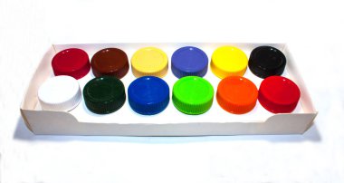 Beyaz arkaplanda guaj boyalı bir kutu