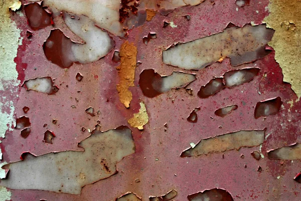 金属上的红色旧油漆被切碎或褪色 — 图库照片