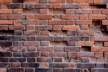 Duvar kırmızı tuğladan yapılmıştır. Yanan ve tahrip edilen tuğlaların izleri vardır.