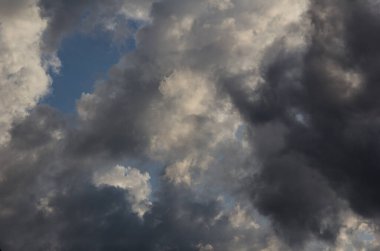 Fırtınalı gri siyah bulutlar güneşi gizliyor