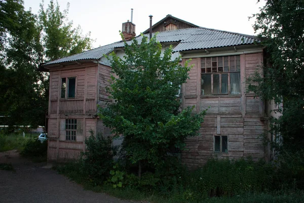 Een Oud Roze Houten Huis Met Een Leistenen Dak — Stockfoto