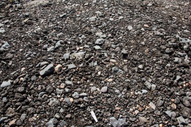 Yola saçılmış küçük taşlar..