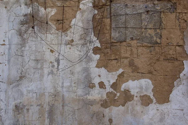 Eine Alte Mauer Mit Bröckelndem Putz Und Einem Metallnetz Das — Stockfoto